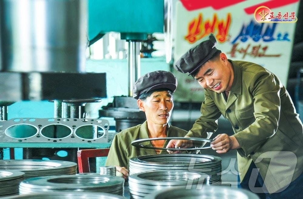 본문 이미지 - (평양 노동신문=뉴스1) = 북한 노동당 기관지 노동신문은 3일 "당 결정 관철을 위한 투쟁에서 당원들이 자기의 책임과 본분을 다해가고 있다＂며 원산화학공장 노동자들의 모습을 보도했다. [국내에서만 사용가능. 재배포 금지. DB 금지. For Use Only in the Republic of Korea. Redistribution Prohibited] rodongphoto@news1.kr