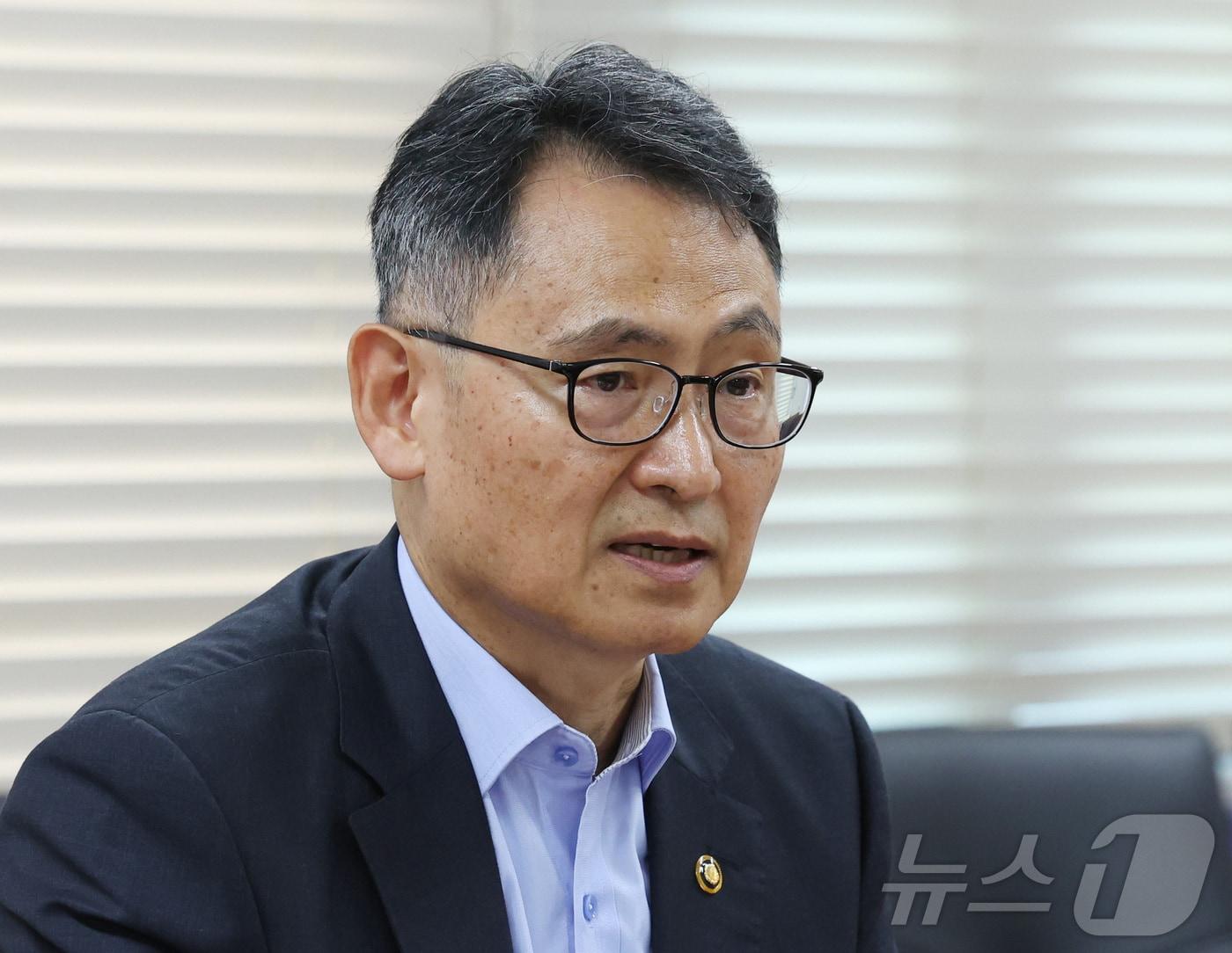 본문 이미지 - 허장 재정경제부 2차관이 3일 오전 서울 종로구 정부서울청사에서 열린 비상경제본부회의를 주재하고 있다. 회의는 '중동전쟁 관련 대응상황 점검' 안건으로 열렸다.(공동취재) ⓒ 뉴스1 이종덕 기자