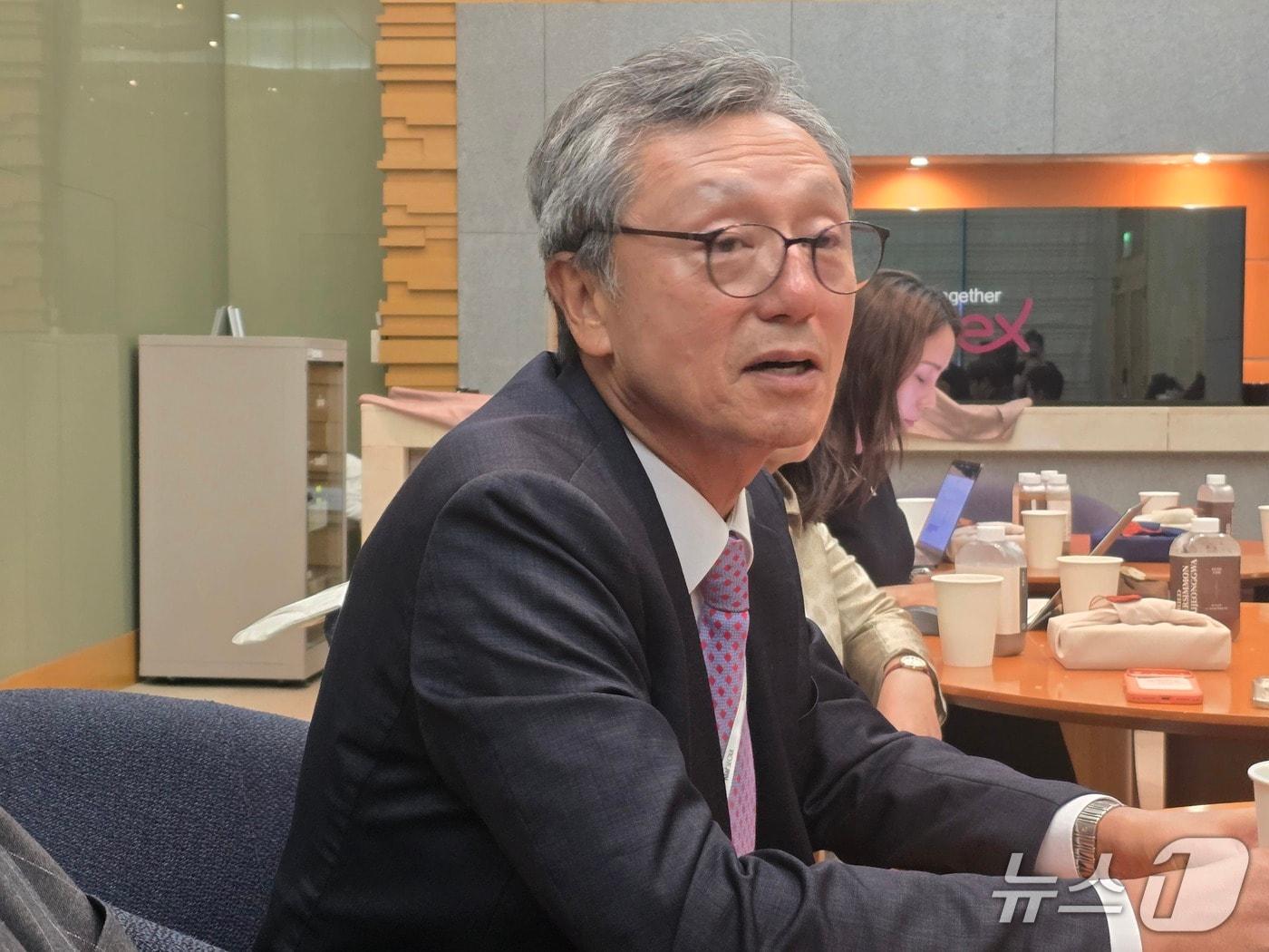 본문 이미지 - 이성훈 한국화랑협회 회장이 2일 서울 코엑스에서 '키아프 서울 2026' VIP 개막 직후 기자간담회를 진행하고 있다. ⓒ 뉴스1 김정한 기자