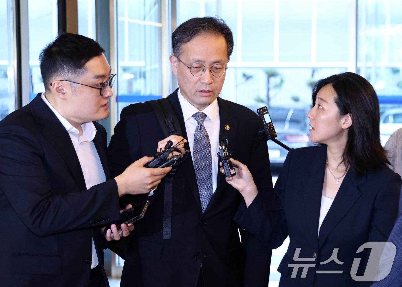 본문 이미지 - 이형일 부총리 겸 재정경제부 장관 후보자가 지난 3일 오전 서울 중구 예금보험공사에 마련된 인사 청문회 준비 사무실로 출근하고 있다. 2026.9.3 ⓒ 뉴스1 최지환 기자