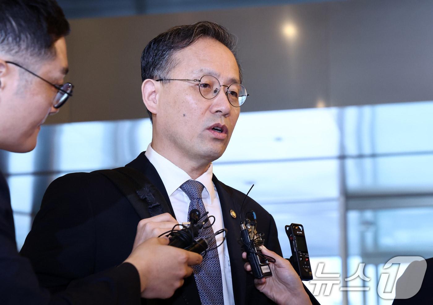 본문 이미지 - 이형일 부총리 겸 재정경제부 장관 후보자가 지난 3일 오전 서울 중구 예금보험공사에 마련된 인사 청문회 준비 사무실로 출근하며 취재진 질문에 답변하고 있다. 2026.9.3 ⓒ 뉴스1 최지환 기자