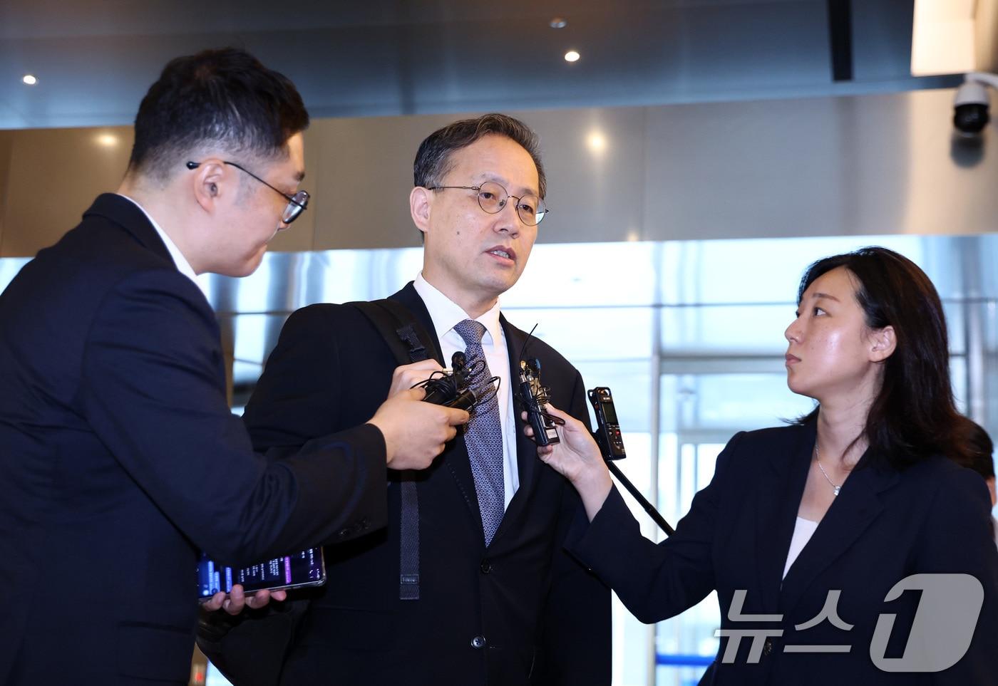 본문 이미지 - 이형일 부총리 겸 재정경제부 장관 후보자가 3일 오전 서울 중구 예금보험공사에 마련된 인사 청문회 준비 사무실로 출근하며 취재진 질문에 답변하고 있다. 2026.9.3 ⓒ 뉴스1 최지환 기자
