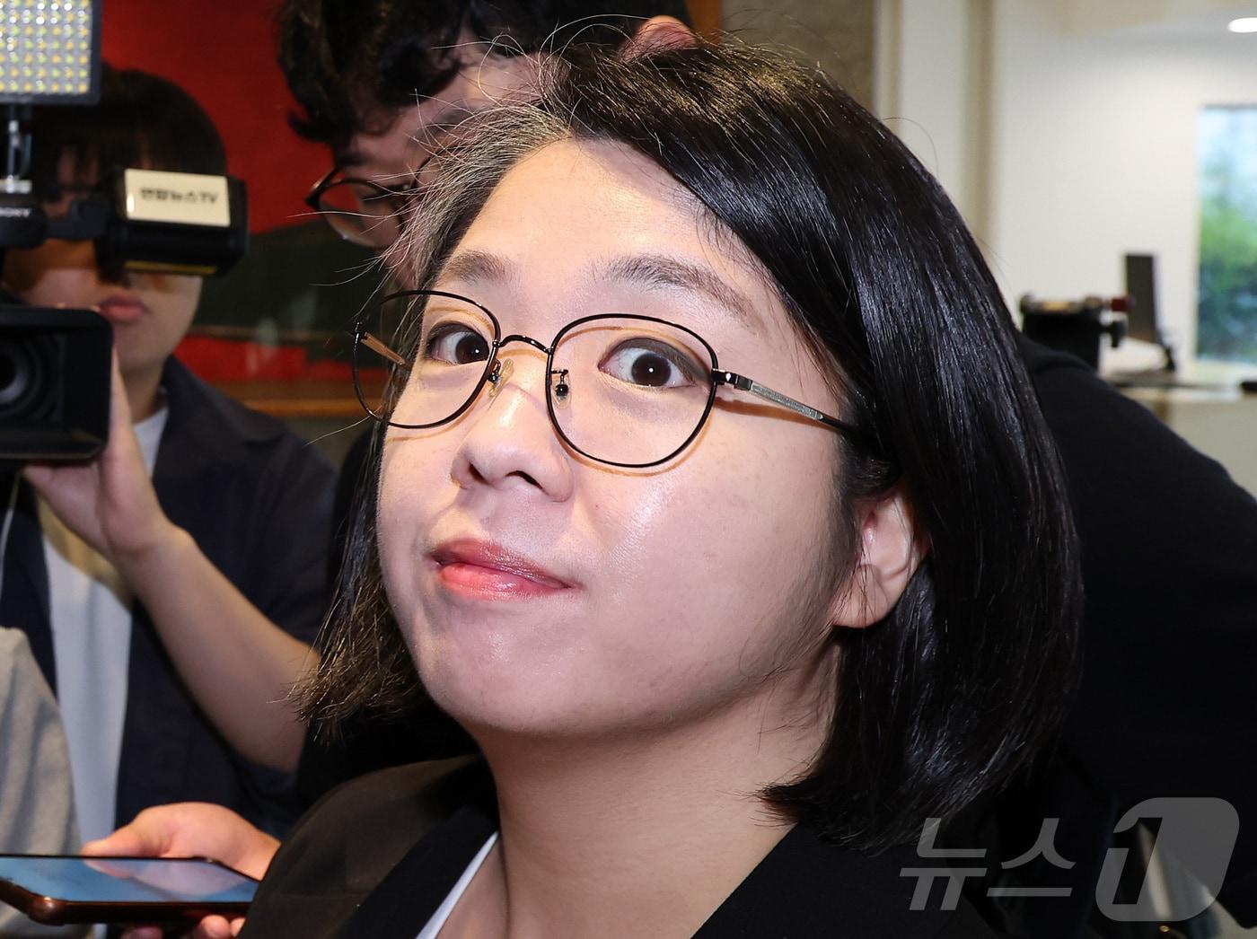 본문 이미지 - 용혜인 성평등가족부 장관 후보자가 3일 오전 서울 서대문구 한국청소년활동진흥원에 마련된 인사청문회 준비사무실로 출근하고 있다. 2026.9.3 ⓒ 뉴스1 김성진 기자