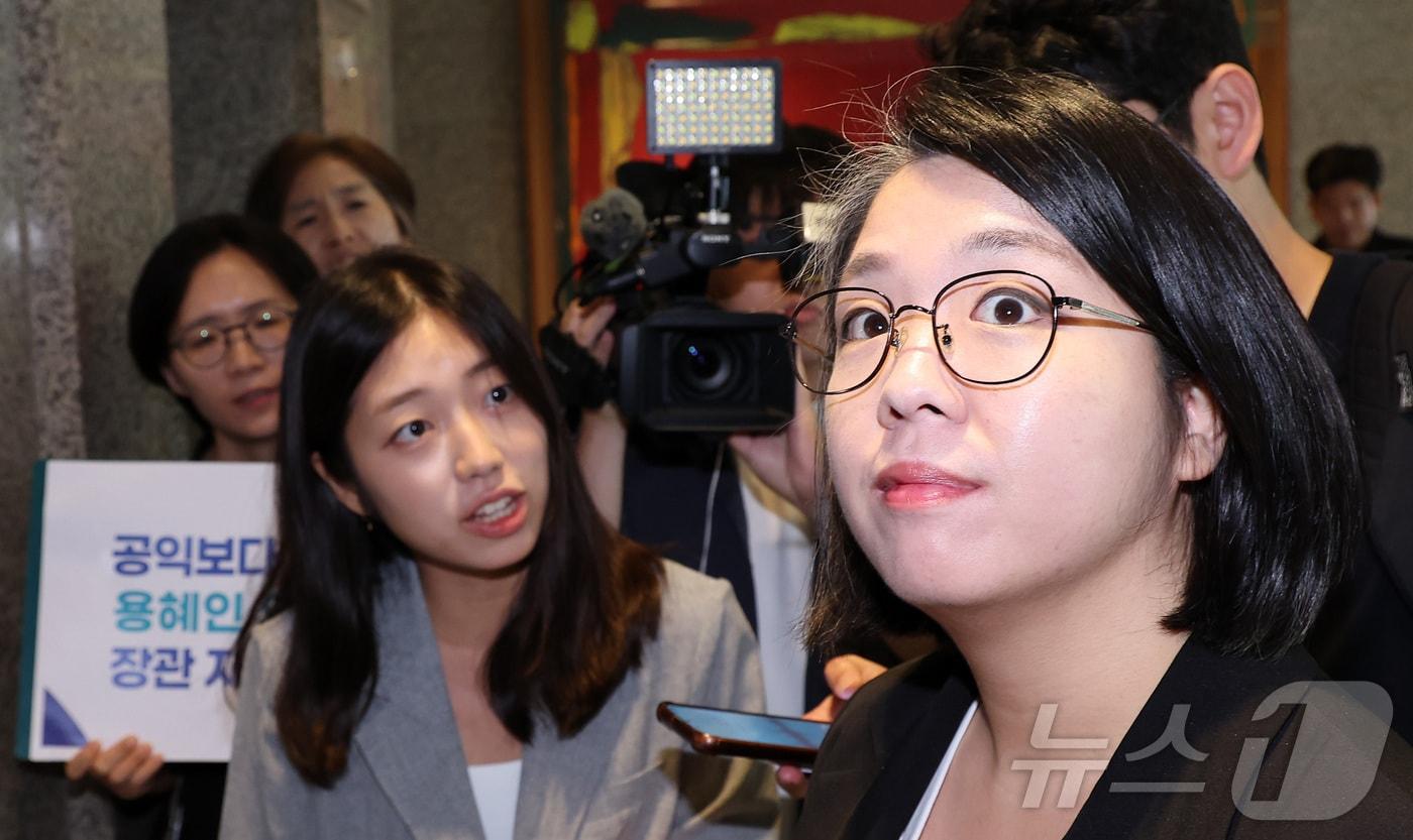 본문 이미지 - 용혜인 성평등가족부 장관 후보자가 3일 오전 서울 서대문구 한국청소년활동진흥원에 마련된 인사청문회 준비사무실로 출근하며 미래당 관계자들에게 사퇴 요구를 받고 있다. 2026.9.3 ⓒ 뉴스1 김성진 기자