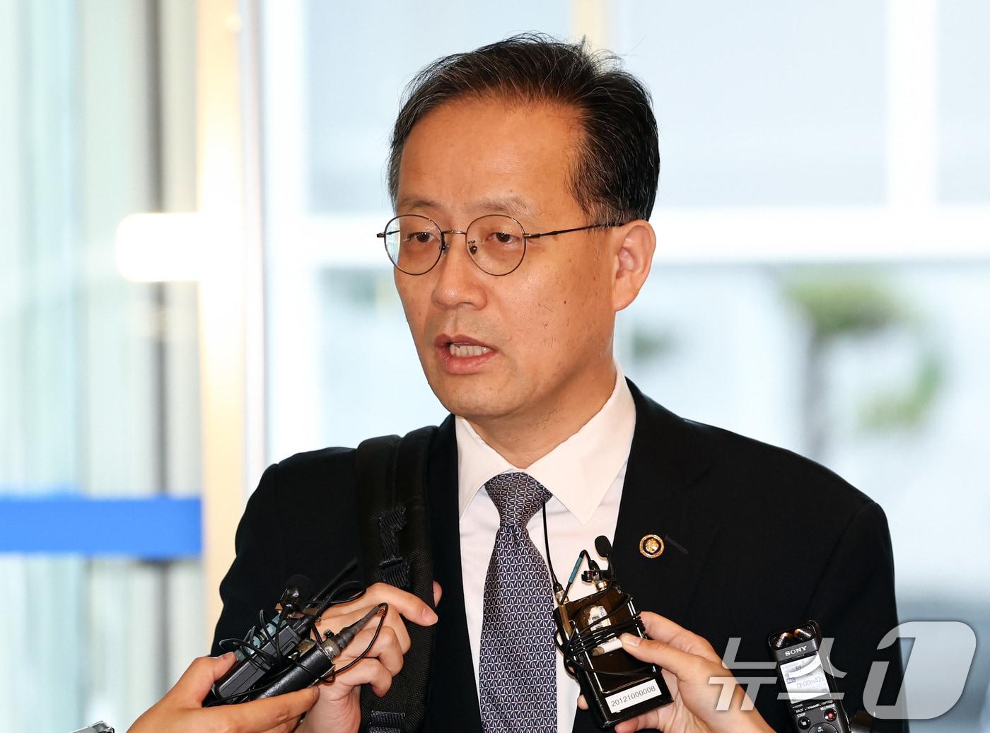 본문 이미지 - 이형일 부총리 겸 재정경제부 장관 후보자가 3일 오전 서울 중구 예금보험공사에 마련된 인사 청문회 준비 사무실로 출근하며 취재진 질문에 답변하고 있다. 2026.9.3 ⓒ 뉴스1 최지환 기자