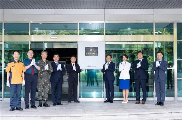 본문 이미지 - 경호안전통제단 종합상황실이 9월 2일 서울 종로구 소재 대통령경호처부속청사에서 현판 제막식을 개최하고 운영에 돌입하였다. 황인권 경호안전통제단장 등 주요 참석자들이 경호종합상황실 가동을 축하하고 있다(대통령경호처 제공)