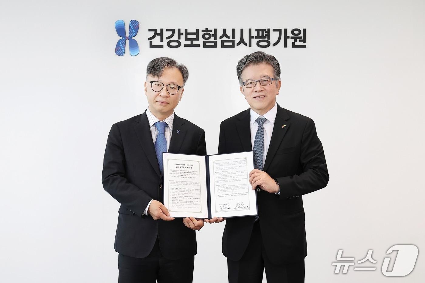 본문 이미지 - 2일 열린 국립암센터와 건강보험심사평가원의 업무협약 갱신식에서 홍승권 건강보험심사평가원 원장(오른쪽)과 양한광 국립암센터 원장이 기념촬영을 하고 있다. (국립암센터 제공, 재판매 및 DB금지)