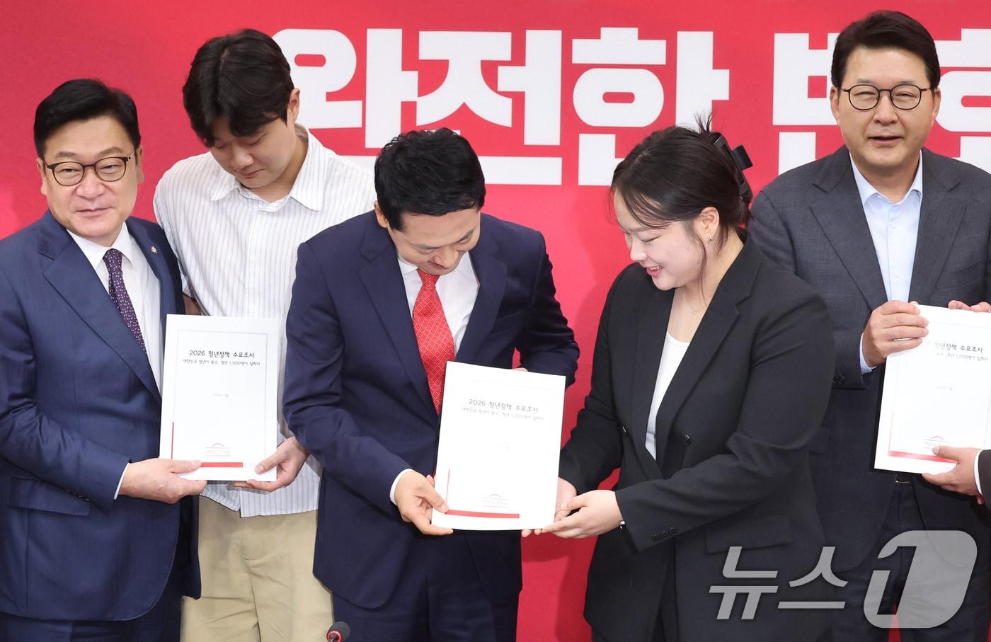 본문 이미지 - 장동혁 국민의힘 대표가 3일 서울 여의도 국회에서 열린 최고위원회의에서 여의도연구원 인턴 연구원들로부터 청년정책 수요조사를 전달받고 있다. 2026.9.3 ⓒ 뉴스1 신웅수 기자