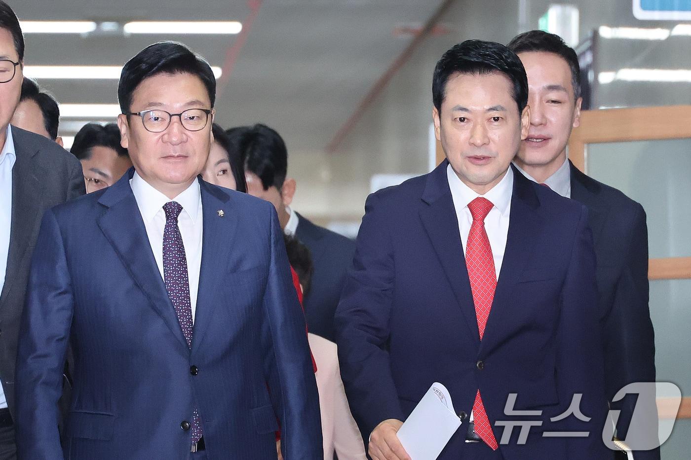 본문 이미지 - 장동혁 국민의힘 대표와 정점식 원내대표가 3일 서울 여의도 국회에서 열린 최고위원회의에 참석하고 있다. 2026.9.3 ⓒ 뉴스1 신웅수 기자
