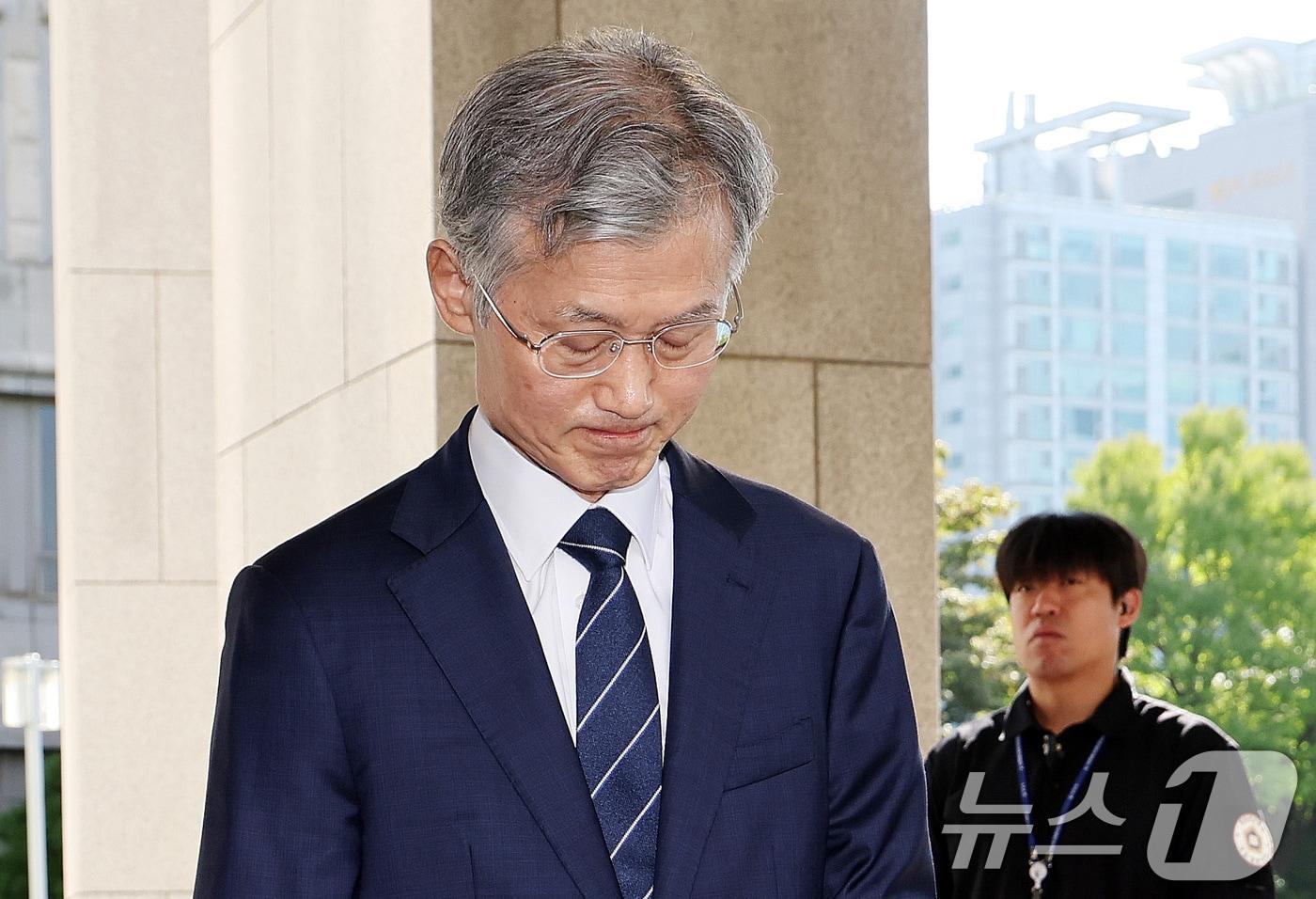 본문 이미지 - 조희대 대법원장이 부친상을 치른 뒤 업무에 복귀한 3일 오전 서울 서초구 대법원 청사로 출근하며 부친상 위로에 감사하다는 인사를 하고 있다. 2026.9.3 ⓒ 뉴스1 박지혜 기자