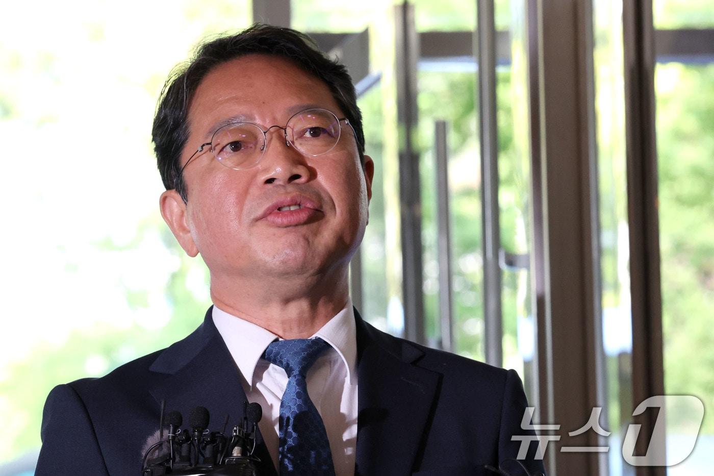 본문 이미지 - 김승원 법무부 장관 후보자가 3일 오전 서울 종로구 적선현대빌딩에 마련된 인사청문회 준비사무실로 출근하며 취재진의 질문에 답하고 있다. 2026.9.3 ⓒ 뉴스1 이광호 기자