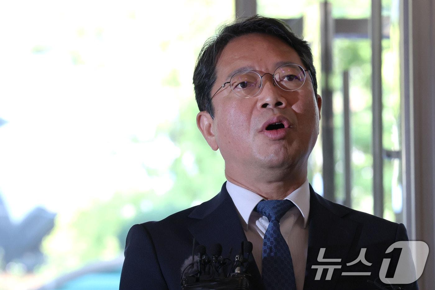 본문 이미지 - 김승원 법무부 장관 후보자가 3일 오전 서울 종로구 적선현대빌딩에 마련된 인사청문회 준비사무실로 출근하며 취재진 질문에 답하고 있다. 2026.9.3 ⓒ 뉴스1 이광호 기자