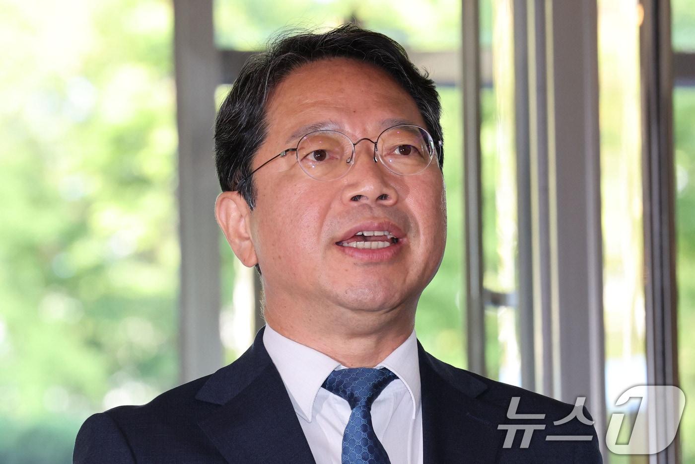 본문 이미지 - 김승원 법무부 장관 후보자가 3일 오전 서울 종로구 적선현대빌딩에 마련된 인사청문회 준비사무실로 출근하며 취재진 질문에 답하고 있다. 2026.9.3 ⓒ 뉴스1 이광호 기자