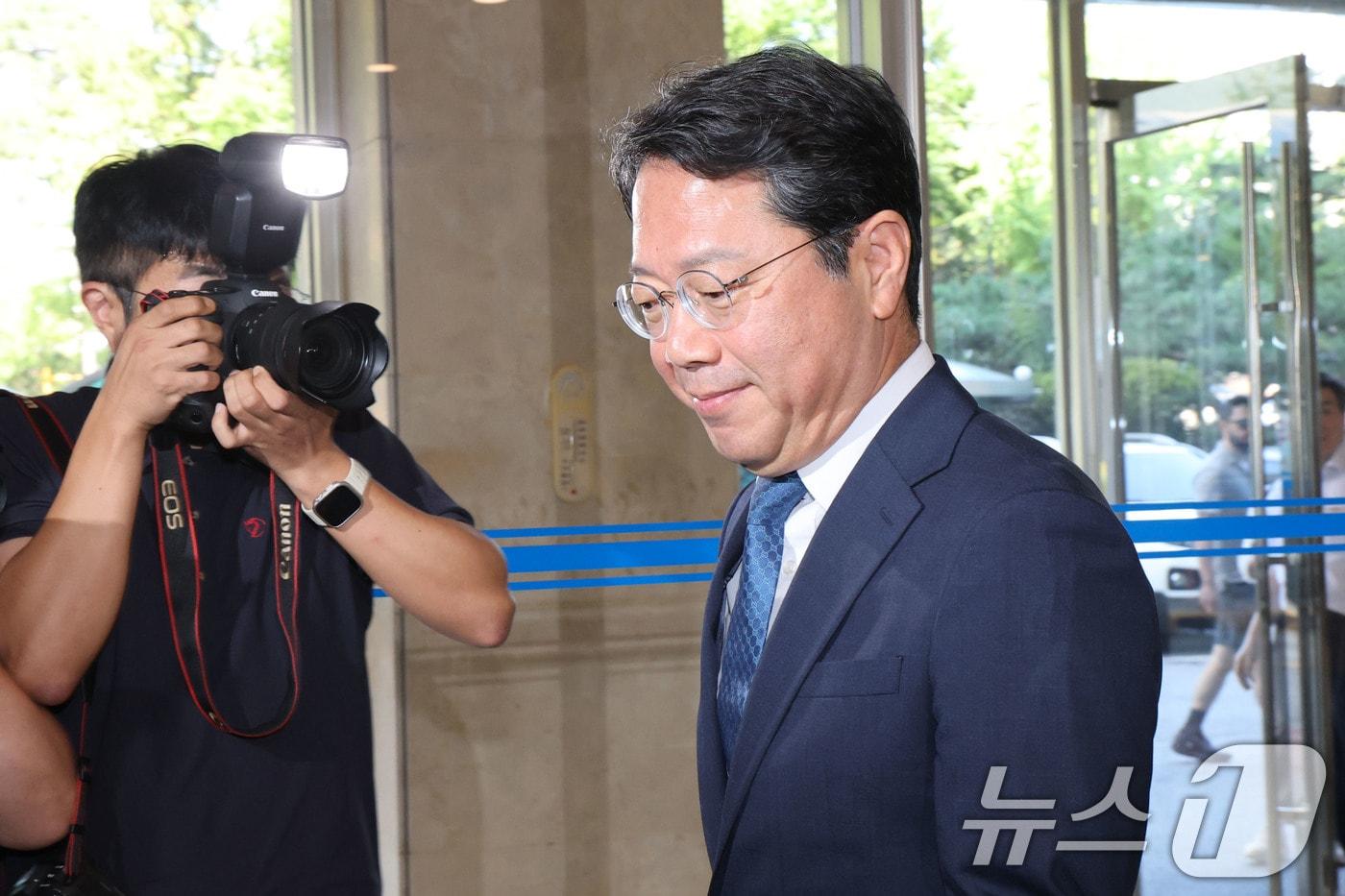 본문 이미지 - 김승원 법무부 장관 후보자가 3일 오전 서울 종로구 적선현대빌딩에 마련된 인사청문회 준비사무실로 출근하고 있다. 2026.9.3 ⓒ 뉴스1 이광호 기자