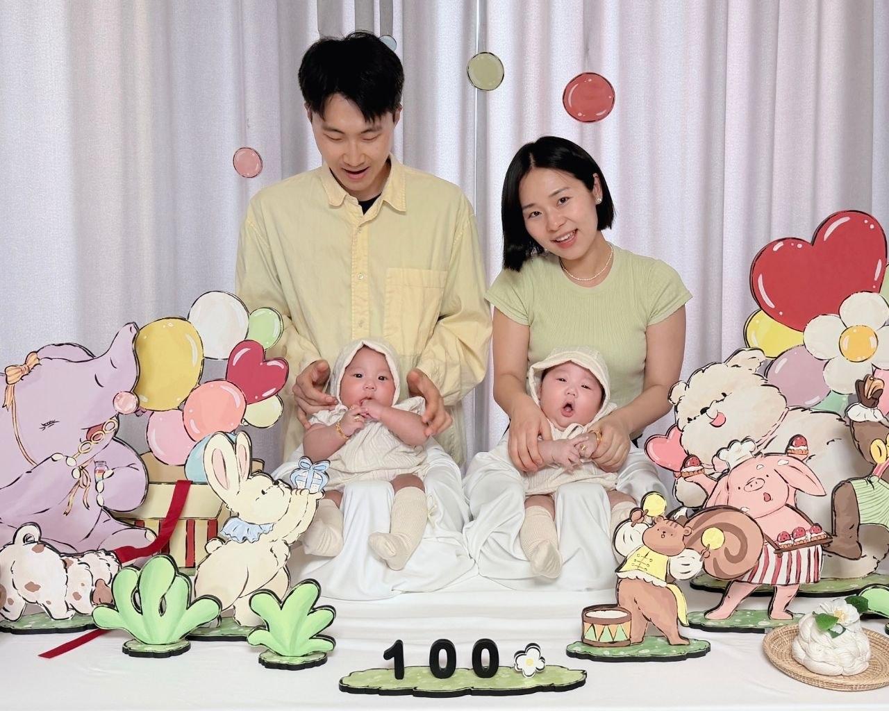 본문 이미지 - 3월 쌍둥이를 출산해 2000만 원의 ‘육아동행지원금’을 받은 김신영 아워홈 책임(오른쪽) 가족.(한화M&S 제공)
