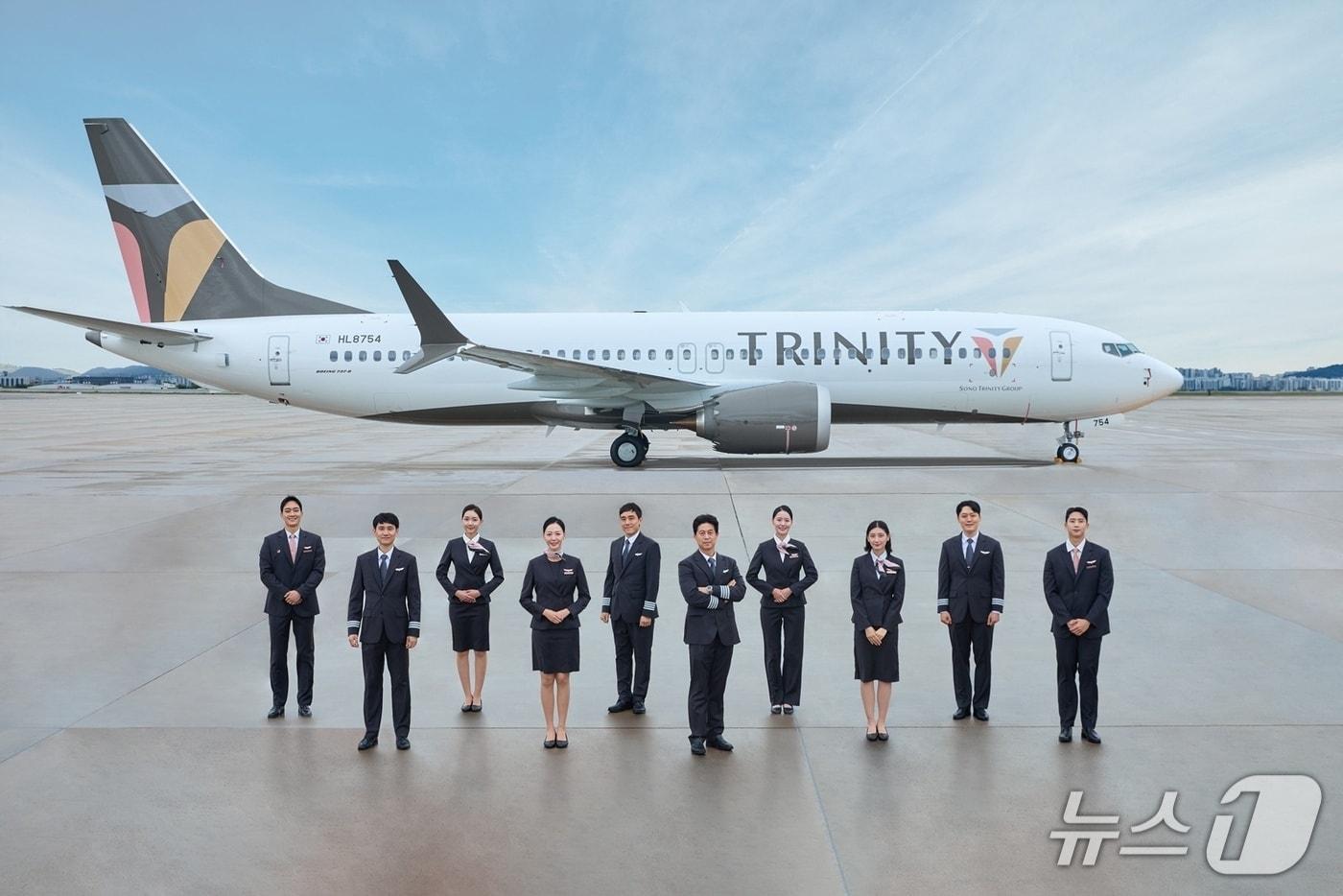 본문 이미지 - 지난 1일 티웨이항공 운항, 객실승무원들이 김포국제공항에서 트리니티항공 신규 리버리 적용 항공기 도입을 기념해 촬영을 하고 있다.(티웨이항공 제공)