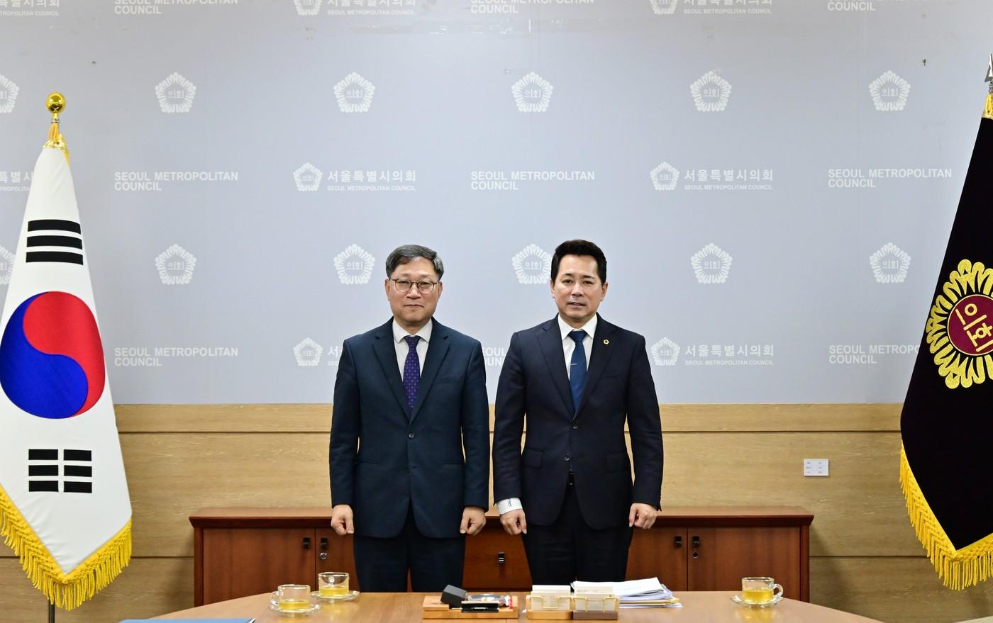 본문 이미지 - 임만균(오른쪽) 서울시의장이 정윤순 한국생명존중희망재단 이사장과 지방정부 자살예방 역할 및 생명존중 문화 확산 방안에 대해 논의한 후 기념 사진을 촬영을 하고 있다.(서울시의회 제공)