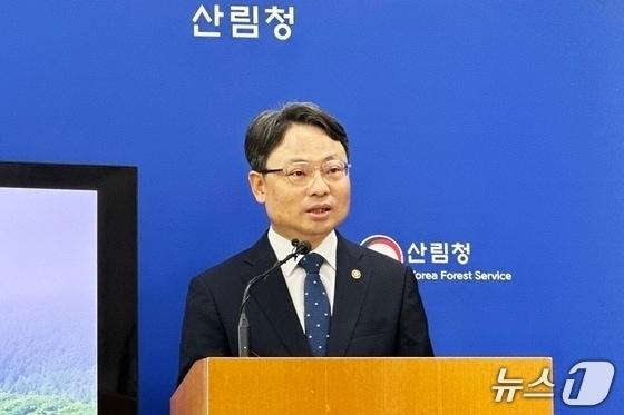 본문 이미지 - 박은식 산림청장이 정부대전청사에서 브리핑하는 모습 자료사진 /뉴스1