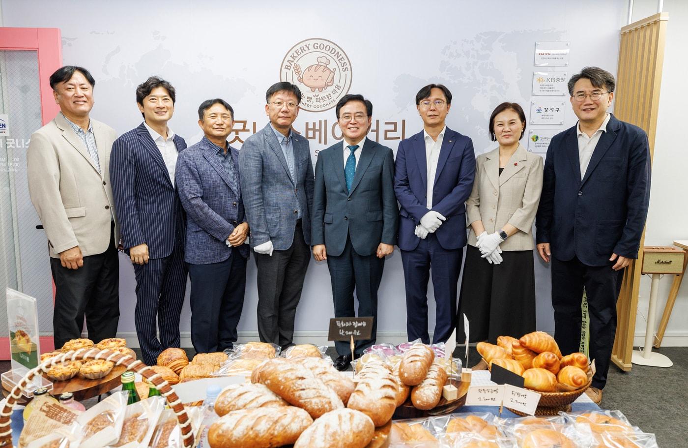 본문 이미지 - 지난 1일 서울 강서구 등촌동 '베이커리 굿니스'에서 열린 오픈 기념식에서 주요 관계자들이 기념촬영을 하고 있다. (왼쪽 세 번째부터) 고건상 강서희망나눔복지재단 이사장, 전헌배 한국공항공사 김포공항장 직무대리, 진교훈 서울 강서구청장, 노종갑 KB증권 경영관리그룹장(KB증권 제공). ⓒ 뉴스1