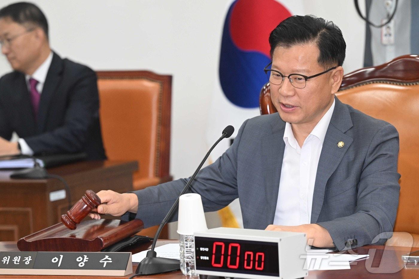본문 이미지 - 이양수 국회 정보위원회 위원장이 3일 오전 서울 여의도 국회에서 열린 정보위원회 제2차 전체회의에서 의사봉을 두드리고 있다. 2026.9.3 ⓒ 뉴스1 국회사진기자단