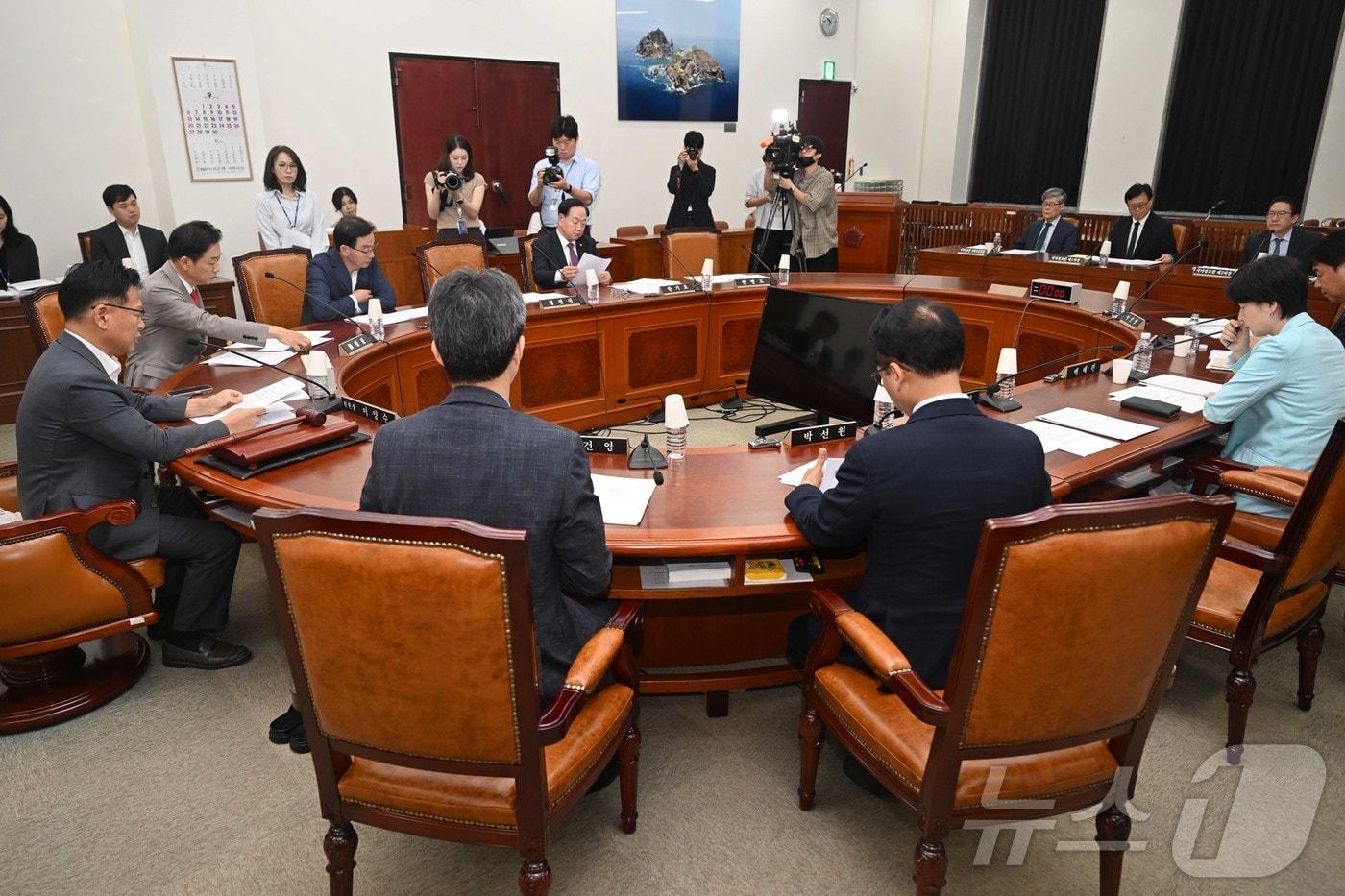 본문 이미지 - 이양수 국회 정보위원회 위원장이 3일 오전 서울 여의도 국회에서 정보위원회 제2차 전체회의를 주재하고 있다. 2026.9.3 ⓒ 뉴스1 국회사진기자단