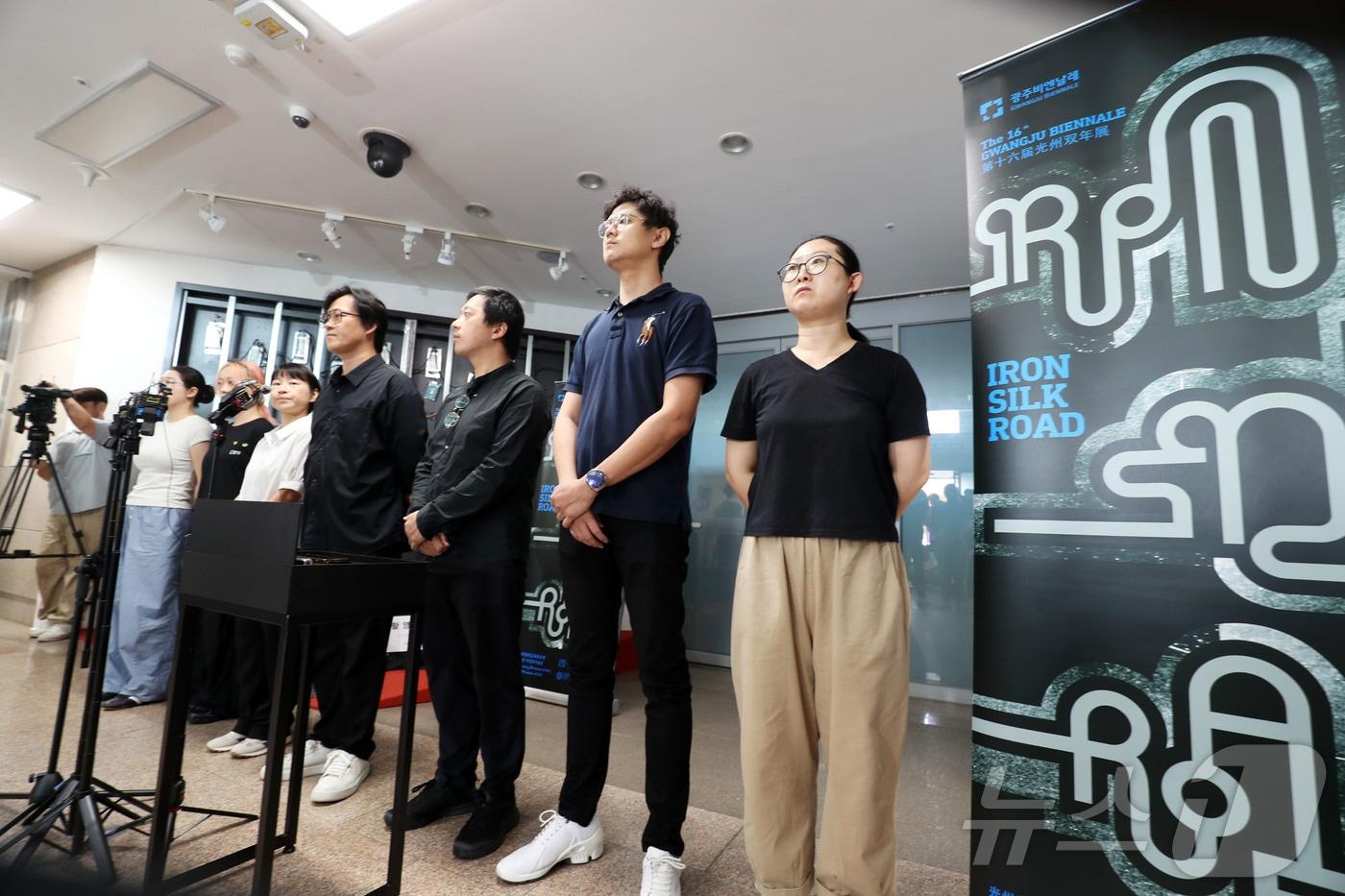본문 이미지 - 3일 오전 전남광주 서구 광주시립미술관 하정웅미술관에서 루안 웨라이 중국 국적 큐레이터가 광주비엔날레 중국 파빌리온 전시 철수 입장을 밝히고 있다.2026.9.3 ⓒ 뉴스1 조수민 기자