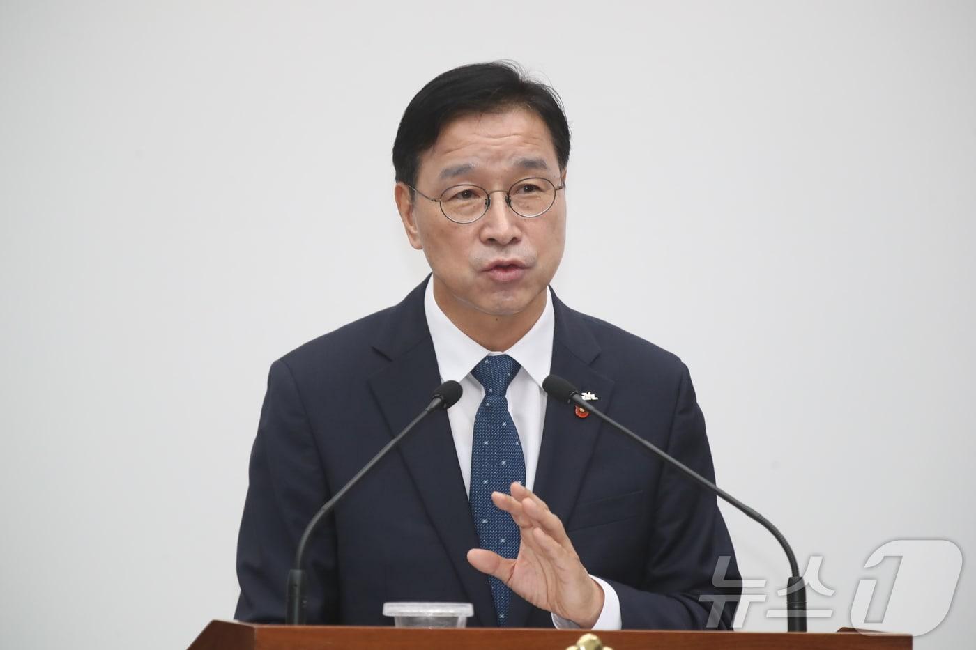 본문 이미지 - 위성곤 제주특별자치도지사가 3일 오전 제주도의회 본회의장에서 열린 제454회 제주도의회 제1차 정례회 제2차 본회의(도정질문)에서 발언하고 있다.(제주특별자치도의회 제공, 재판매 및 DB 금지) ⓒ 뉴스1 오미란 기자