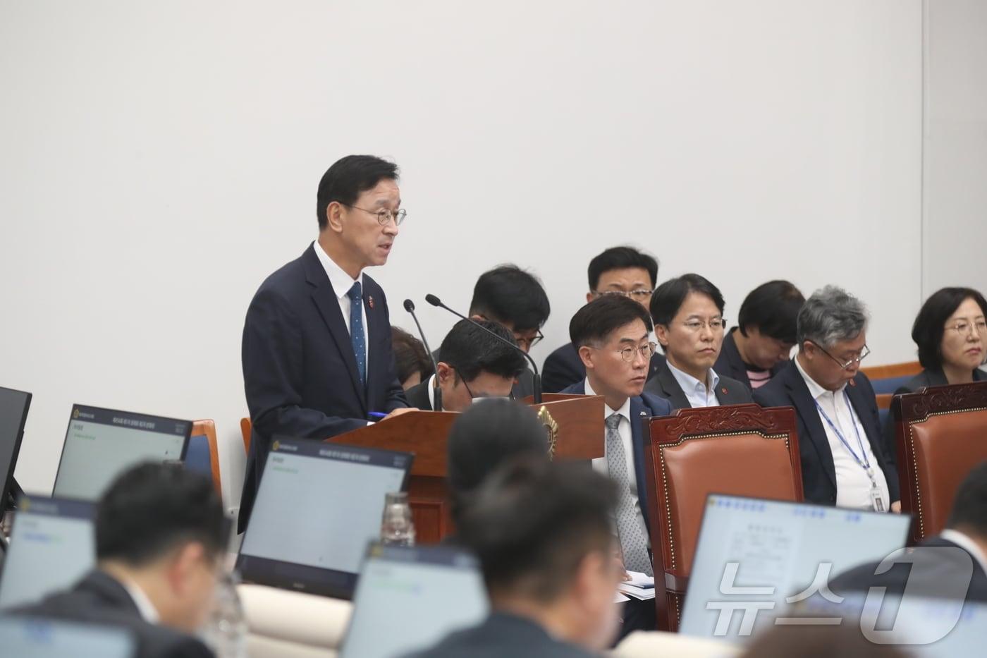 본문 이미지 - 위성곤 제주특별자치도지사가 3일 오전 제주도의회 본회의장에서 열린 제454회 제주도의회 제1차 정례회 제2차 본회의(도정질문)에서 발언하고 있다.(제주특별자치도의회 제공, 재판매 및 DB 금지) 2026.9.3 /뉴스1