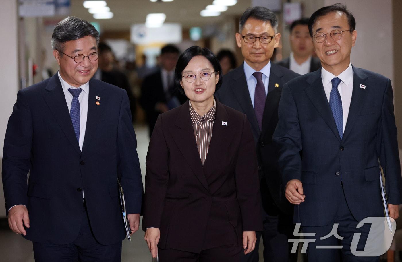 본문 이미지 - 한성숙 국무총리가 3일 오전 서울 종로구 세종대로 정부서울청사에서 행정·공공기관 이전 관련 기자회견을 하기 위해 이동하고 있다. 왼쪽 부터 윤호중 행정안전부 장관, 한 총리, 허장 재정경제부 2차관, 김윤덕 국토교통부 장관. ⓒ 뉴스1 김명섭 기자