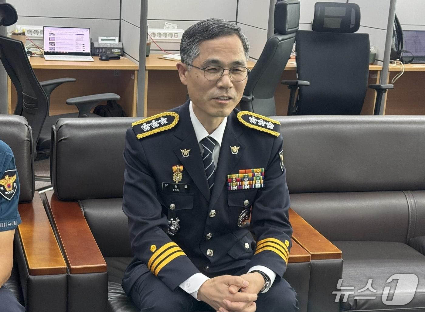 본문 이미지 - 유승렬 제43대 인천경찰청장이 3일 브리핑룸에서 취재진의 질문을 받고 있다.2026.9.3/뉴스1