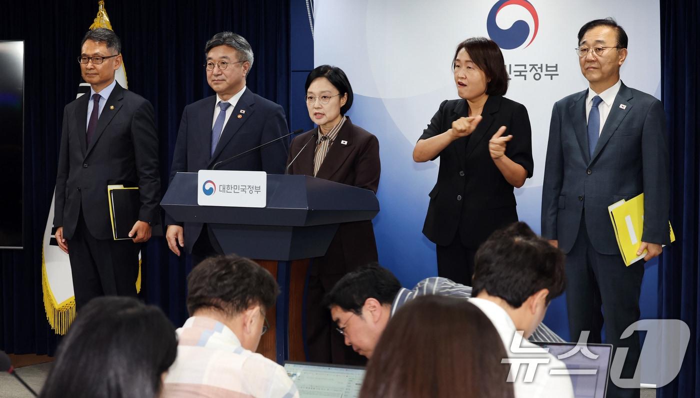 본문 이미지 - 한성숙 국무총리가 3일 서울 종로구 정부서울청사에서 행정·공공기관 이전 관련 기자회견을 하고 있다. 윤호중 행안부장관, 김윤덕 국토부장관, 허장 재경부2차관이 배석했다. 2026.9.3 ⓒ 뉴스1 이종덕 기자
