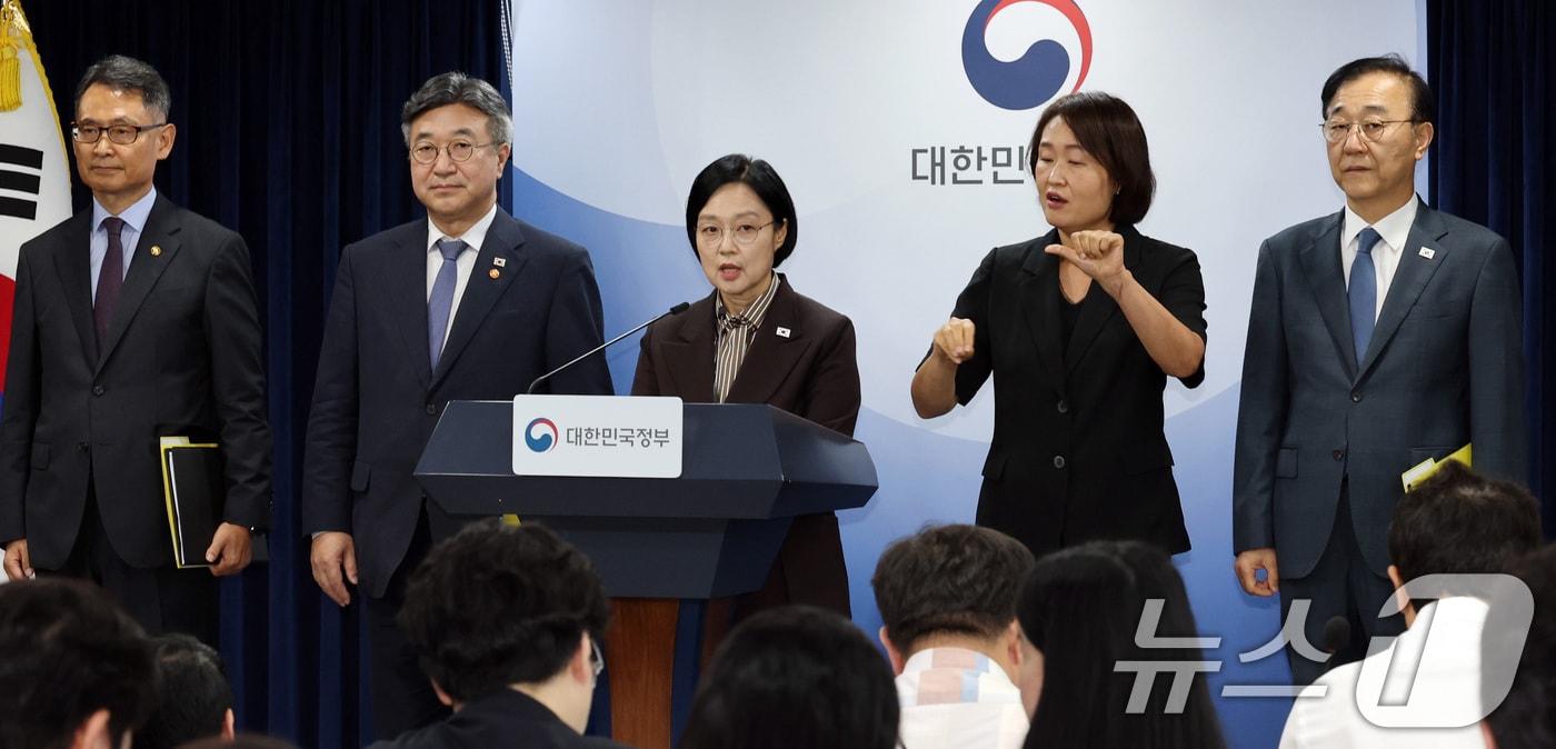 본문 이미지 - 한성숙 국무총리가 3일 서울 종로구 정부서울청사에서 행정·공공기관 이전 관련 기자회견을 하고 있다. 윤호중 행안부장관, 김윤덕 국토부장관, 허장 재경부2차관이 배석했다. 2026.9.3 ⓒ 뉴스1 이종덕 기자
