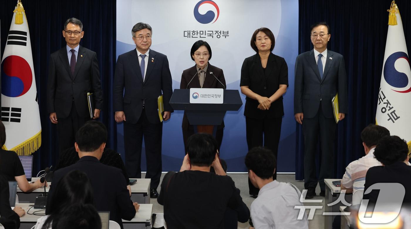 본문 이미지 - 한성숙 국무총리가 3일 서울 종로구 정부서울청사에서 행정·공공기관 이전 관련 기자회견을 하고 있다. 윤호중 행안부장관, 김윤덕 국토부장관, 허장 재경부2차관이 배석했다. 2026.9.3 ⓒ 뉴스1 이종덕 기자