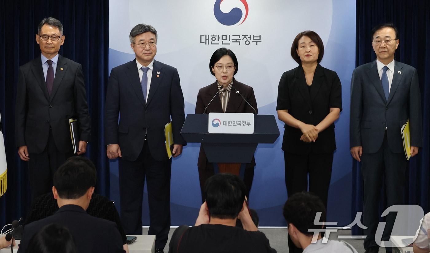 본문 이미지 - 한성숙 국무총리가 3일 서울 종로구 정부서울청사에서 행정·공공기관 이전 관련 기자회견을 하고 있다. 윤호중 행안부장관, 김윤덕 국토부장관, 허장 재경부2차관이 배석했다. 2026.9.3 ⓒ 뉴스1 이종덕 기자