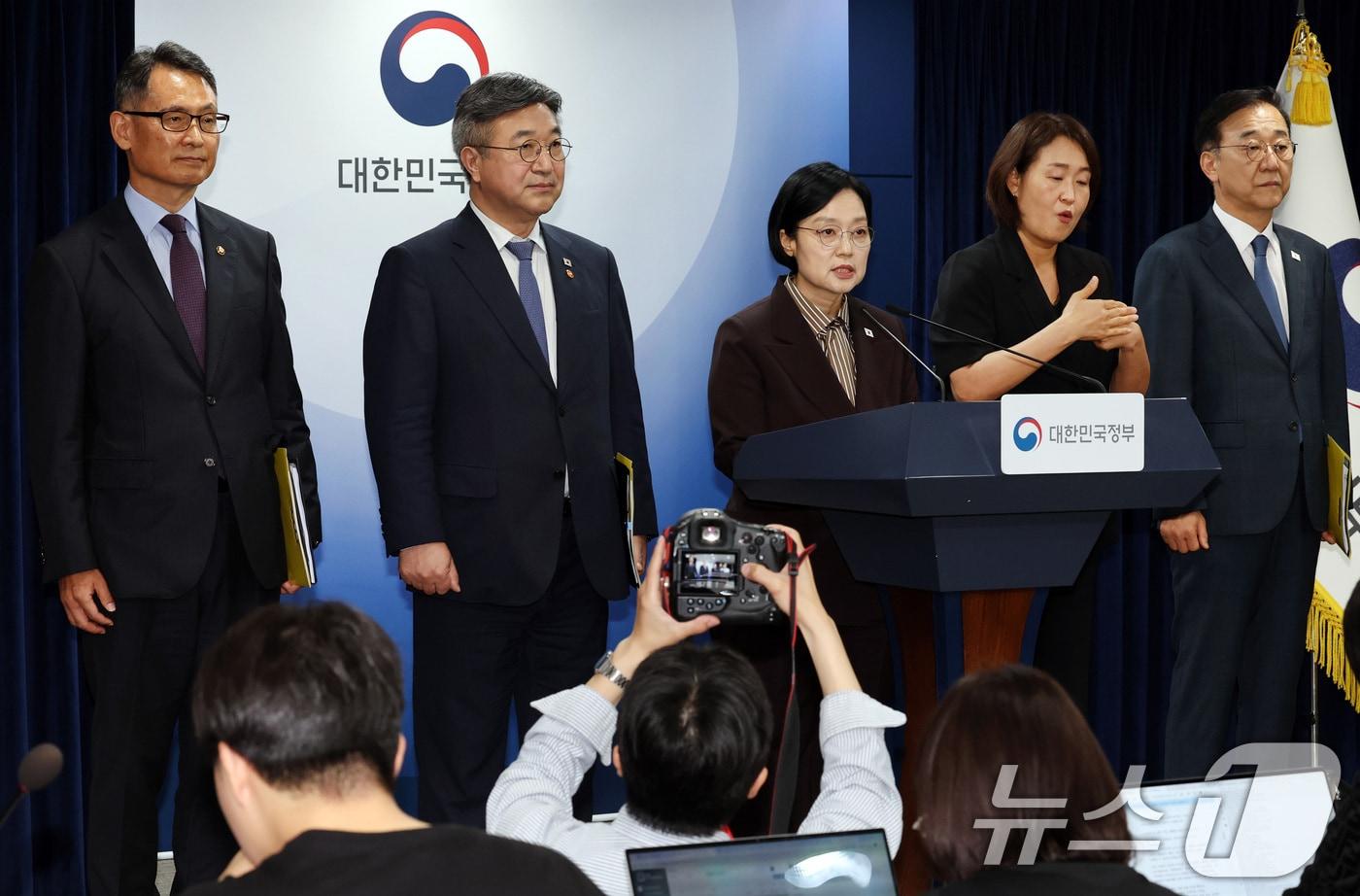 본문 이미지 - 한성숙 국무총리가 3일 서울 종로구 정부서울청사에서 행정·공공기관 이전 관련 기자회견을 하고 있다. 윤호중 행안부장관, 김윤덕 국토부장관, 허장 재경부2차관이 배석했다. 2026.9.3 ⓒ 뉴스1 이종덕 기자