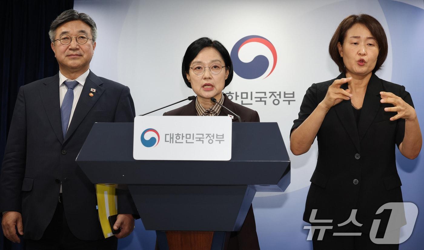 본문 이미지 - 한성숙 국무총리가 3일 서울 종로구 정부서울청사에서 행정·공공기관 이전 관련 기자회견을 하고 있다. 윤호중 행안부장관, 김윤덕 국토부장관, 허장 재경부2차관이 배석했다. 2026.9.3 ⓒ 뉴스1 이종덕 기자