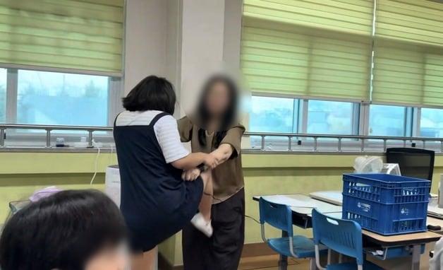 본문 이미지 - 담임교사 폭행 영상(독자 제공. 재판매 및 DB금지)