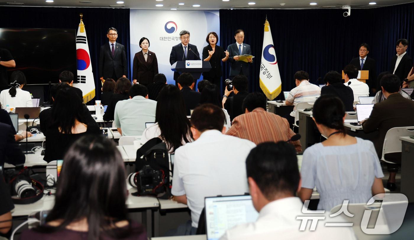 본문 이미지 - 윤호중 행안부장관이 3일 서울 종로구 정부서울청사에서 행정·공공기관 이전 관련 기자회견을 하고 있다. 2026.9.3 ⓒ 뉴스1 이종덕 기자