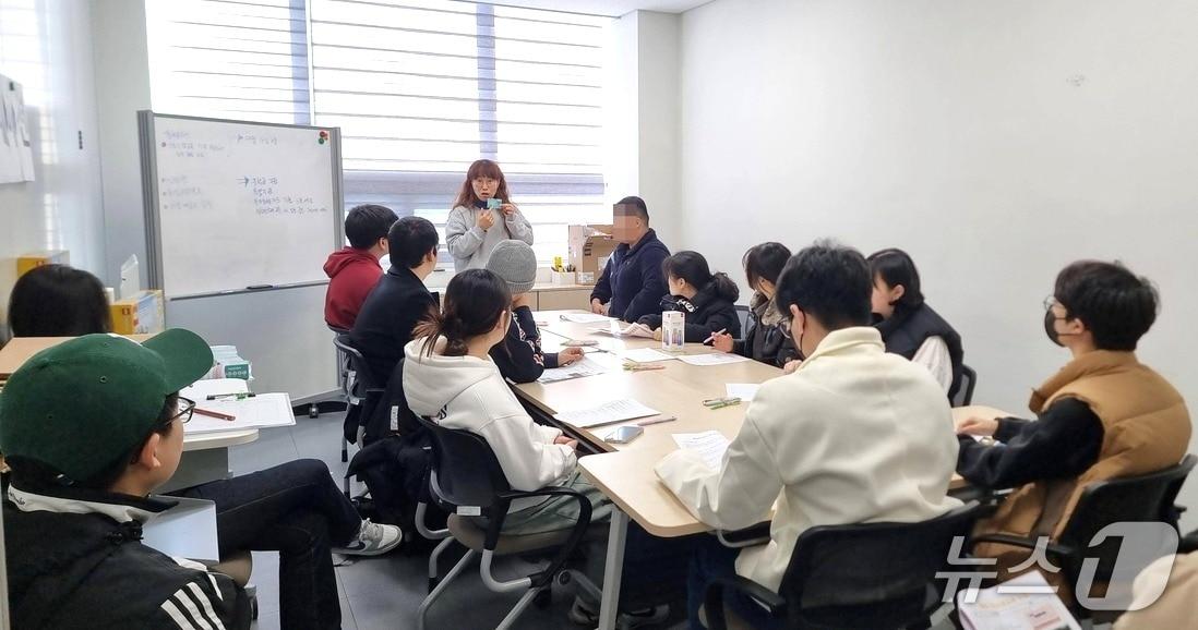 본문 이미지 - 충북 옥천군 학교밖청소년지원센터 교육 장면.(옥천군 제공. 재판매 및 DB금지)/뉴스1 