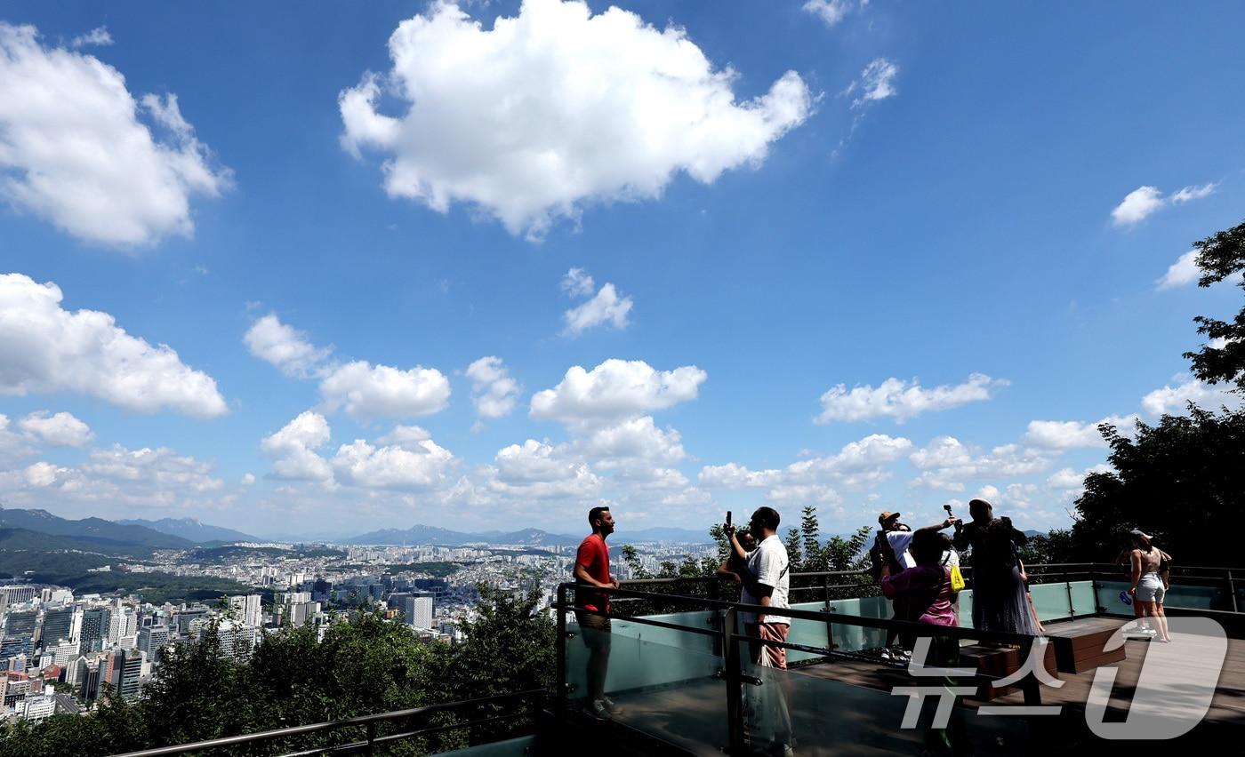 본문 이미지 - 외국인 관광객들이 푸른 하늘 아래 즐거운 시간을 보내고 있다. ⓒ 뉴스1 