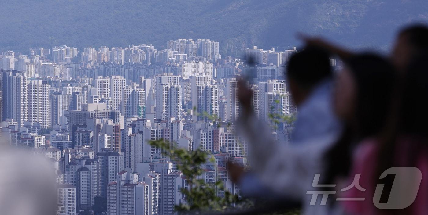 본문 이미지 - 서울 아파트 매매가격 상승률이 3주 만에 둔화한 3일 서울 남산에서 아파트 단지가 보이고 있다.  ⓒ 뉴스1 박지혜 기자