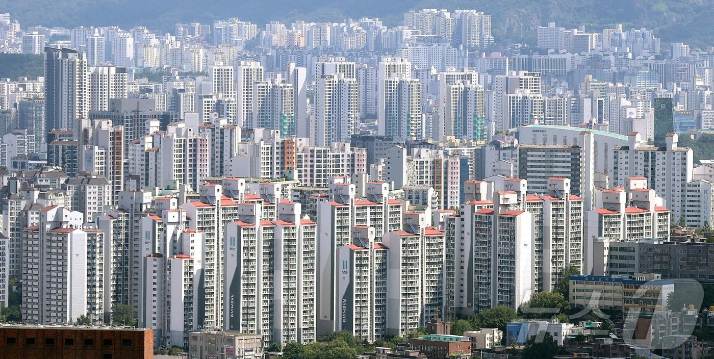 본문 이미지 - 서울 아파트 매매가격 상승률이 3주 만에 둔화한 3일 서울 남산에서 아파트 단지가 보이고 있다. ⓒ 뉴스1 박지혜 기자