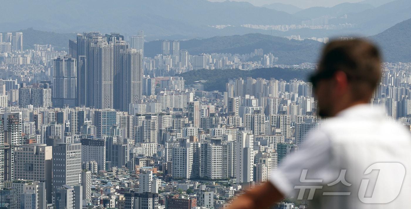 본문 이미지 - 서울 남산에서 아파트 단지가 보이고 있다. ⓒ 뉴스1 박지혜 기자