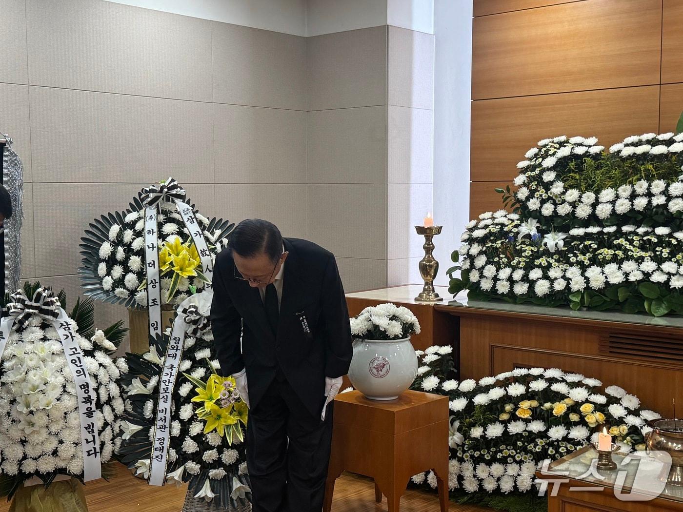 본문 이미지 - 권만학 통일연구원장이 지난 2일 숨진 통일연구원 소속 연구원 A씨의 발인식에 참석해 유가족에게 고개를 숙이는 모습. 2026.9.3 ⓒ 뉴스1 이종덕 기자