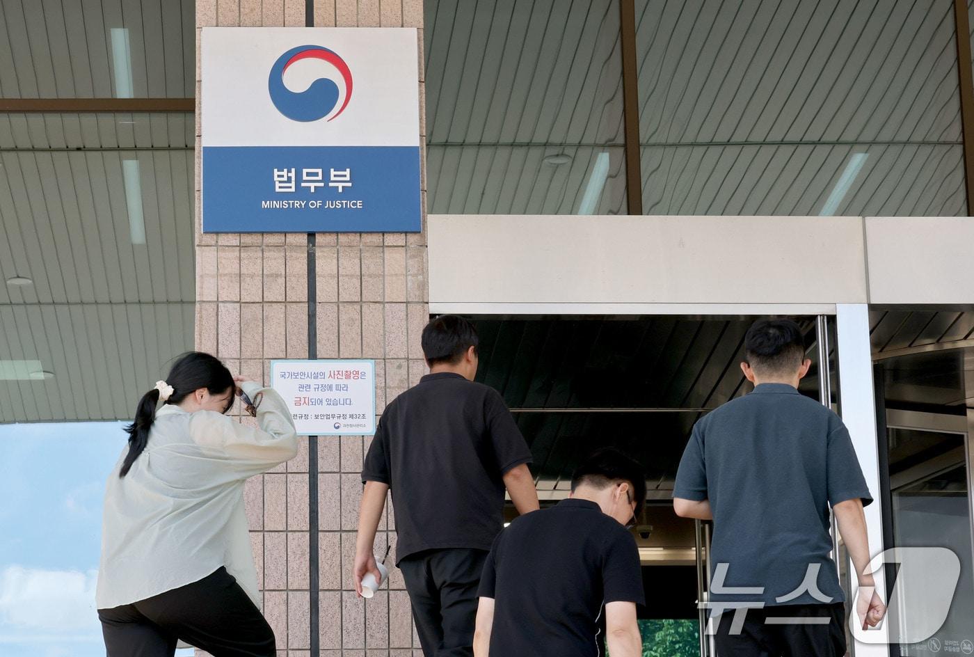 본문 이미지 - 3일 경기 과천 법무부청사에서 직원들이 출입하고 있다. 이날 정부는 행정･공공기관 이전 및 공공기관 기능개혁 관련 기자회견을 열고 내년 상반기부터 법무부와 성평등부 등 수도권 중앙행정기관의 세종 이전을 순차적으로 추진하는 내용의 2차 중앙행정기관 이전 추진 방향을 발표했다. 2026.9.3 ⓒ 뉴스1 이광호 기자