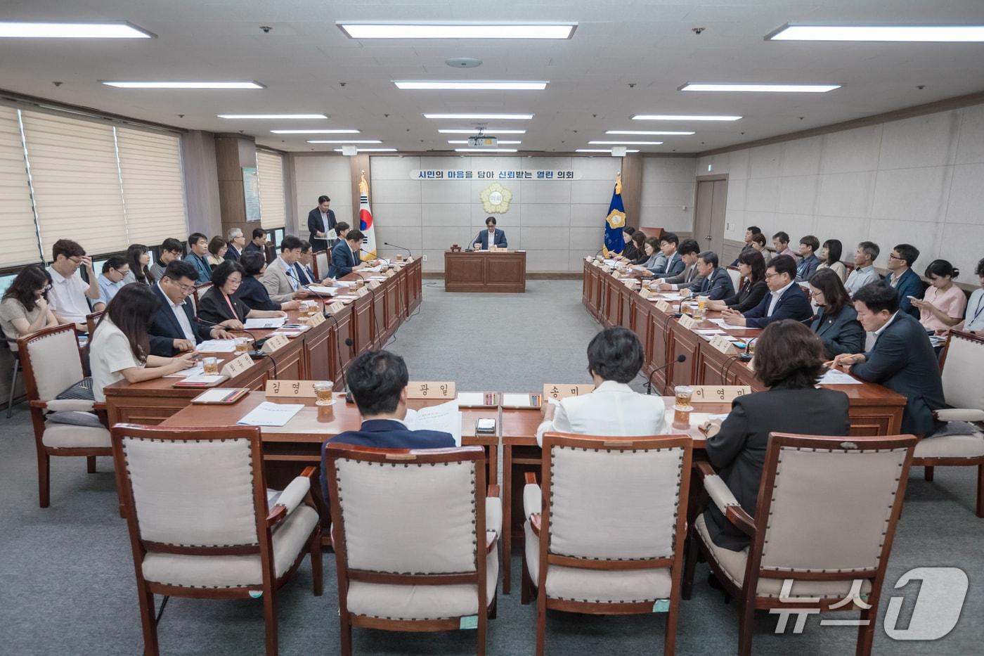 본문 이미지 - 군산시의회는 의원총회를 열어 공무국외연수를 취소키로 결정했다..(시의회 제공, 재판매 및 DB금지)