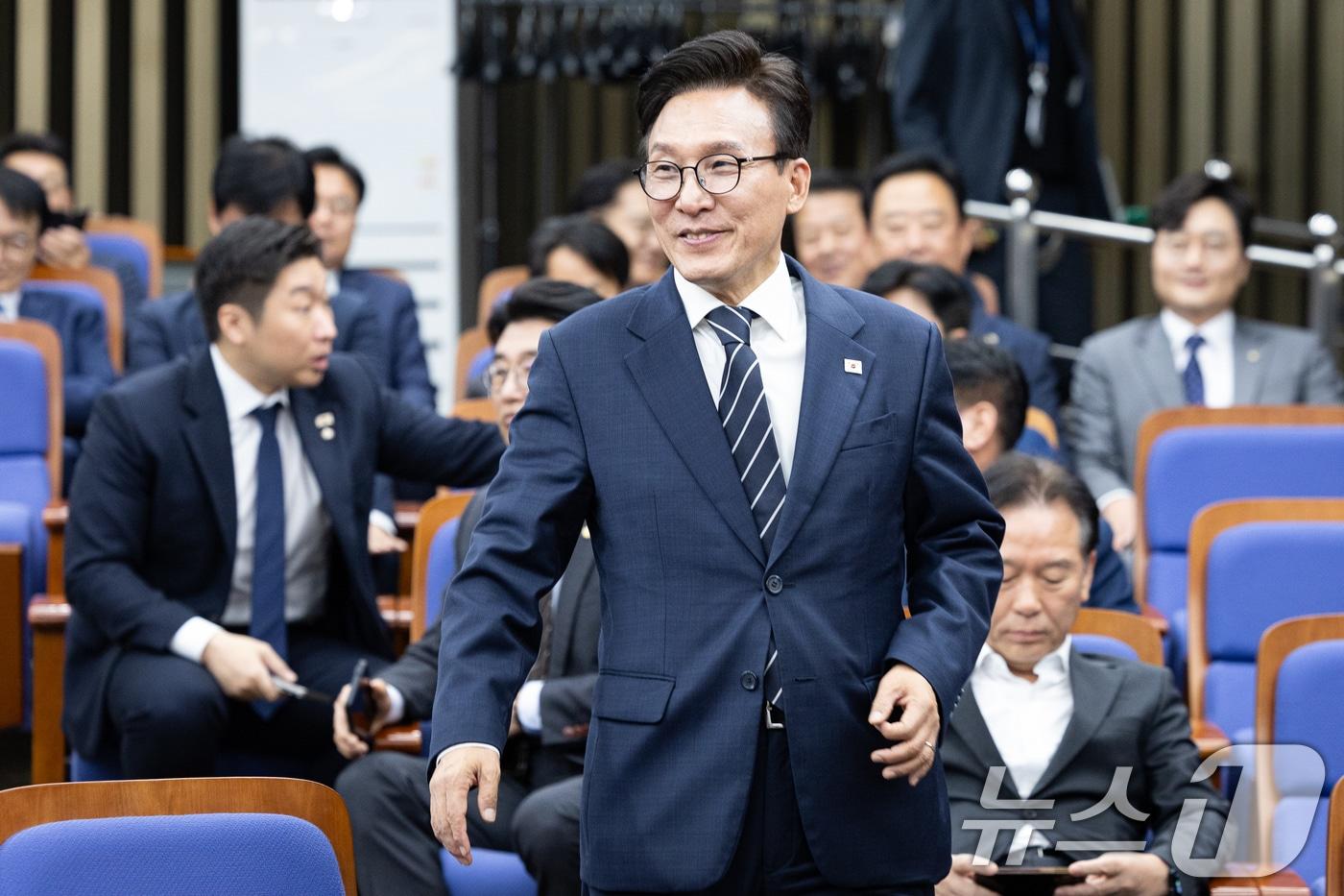본문 이미지 - 김민석 더불어민주당 대표가 3일 서울 여의도 국회에서 열린 의원총회에 참석하고 있다. 2026.9.3 ⓒ 뉴스1 유승관 기자