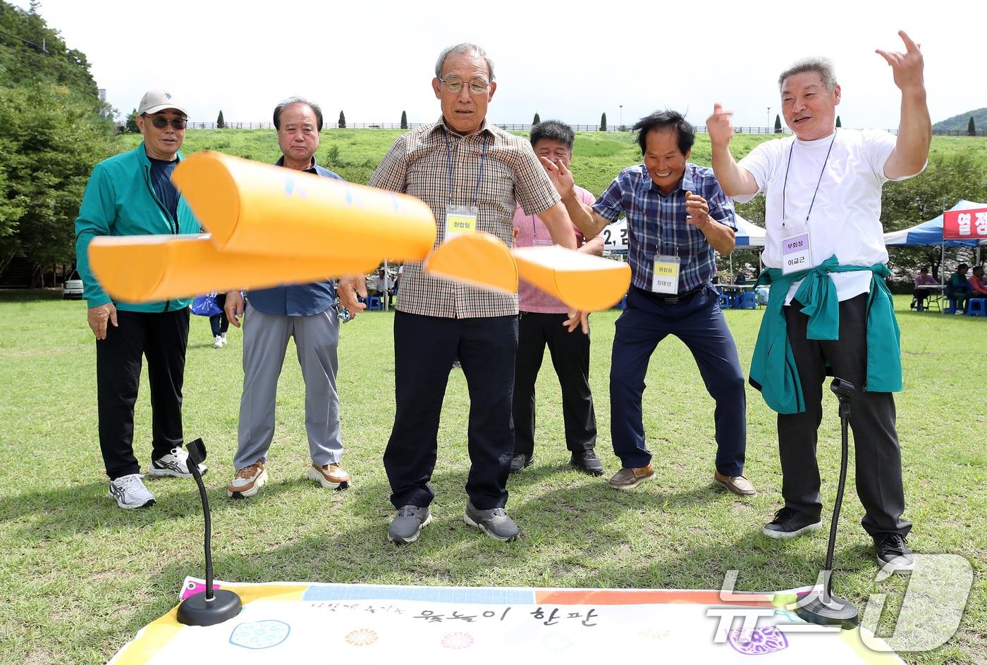 본문 이미지 - 대구 달성군 옥포읍 송해공원 기세축구장에서 열린 '옥포읍 체육회·노인회 화합 한마당'을 찾은 어르신들이 윷놀이 대항전을 벌이고 있다.  ⓒ 뉴스1 공정식 기자