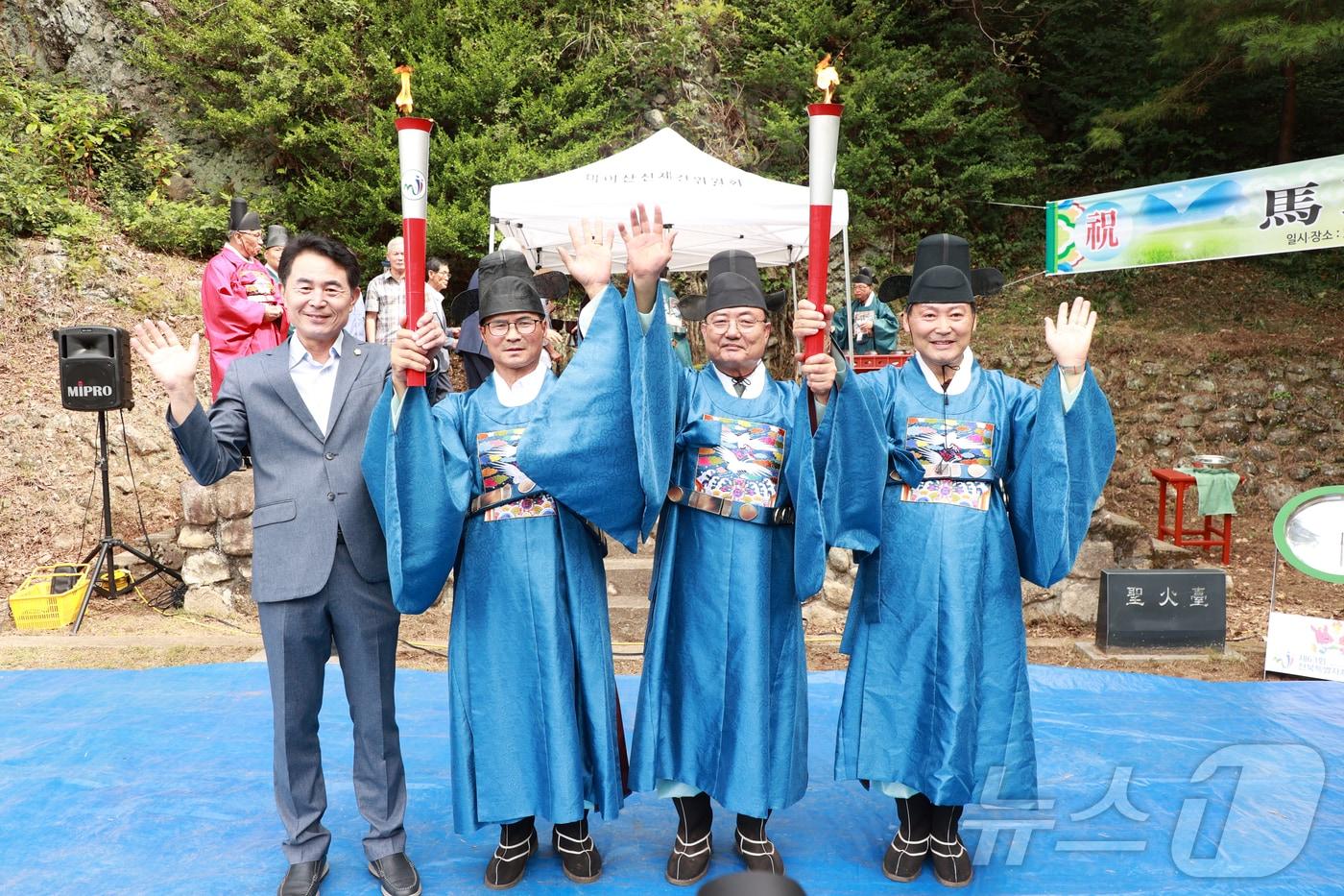 본문 이미지 - 3일 전북 진안군 마이산 은수사에서 채화된 전북도민체전 성화가 봉송에 앞서 전춘성 진안군수와 정봉운 진안체육회장 등이 성화를 들고 기념촬영을 하고 있다.(진안군제공, 재판매 및 DB금지)2026.9.3 ⓒ 뉴스1 김동규 기자