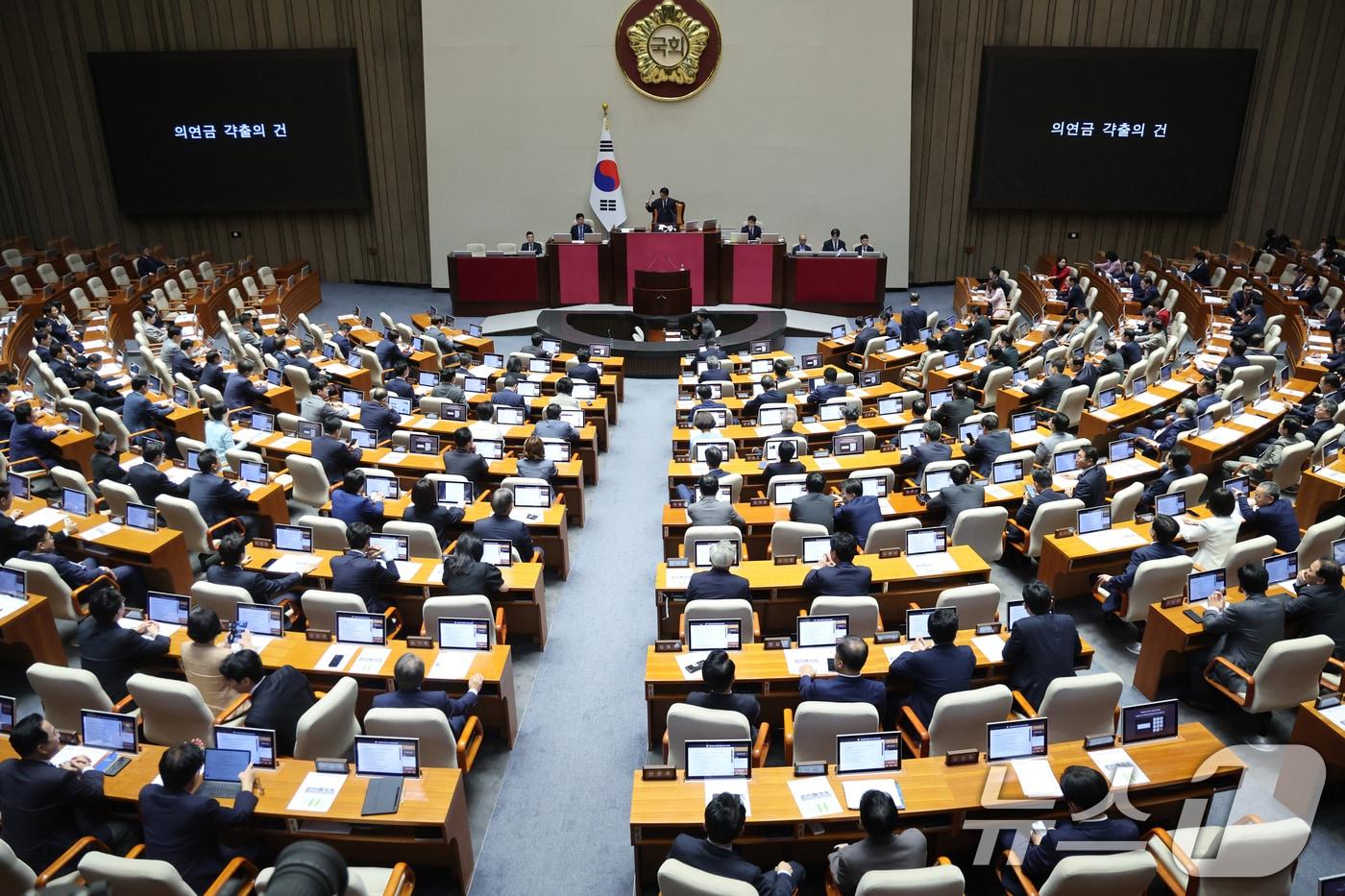 본문 이미지 - 지난 3일 오후 서울 여의도 국회에서 열린 제439회국회(정기회) 제2차 본회의에서 '네팔 수해 구호기금 모금을 위한 의연금 갹출의 건'이 가결되고 있다. 2026.9.3 ⓒ 뉴스1 황기선 기자